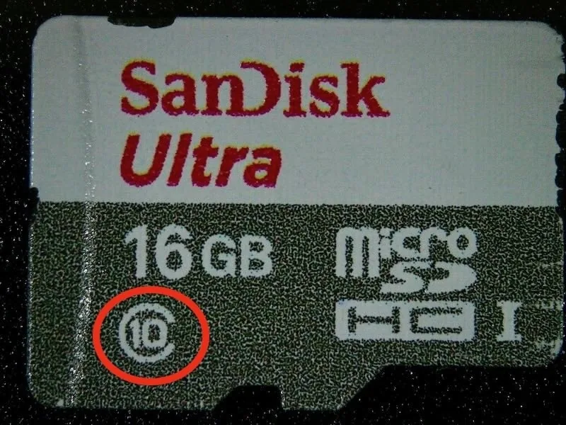Primer plano de una tarjeta microSD SanDisk Ultra de 16GB con el simbolo Clase 10 destacado