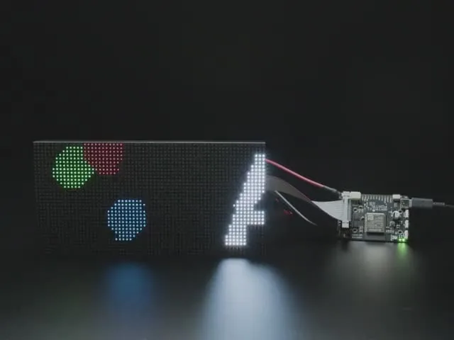 Placa controladora ESP32 S3 conectada a una matriz LED RGB encendida