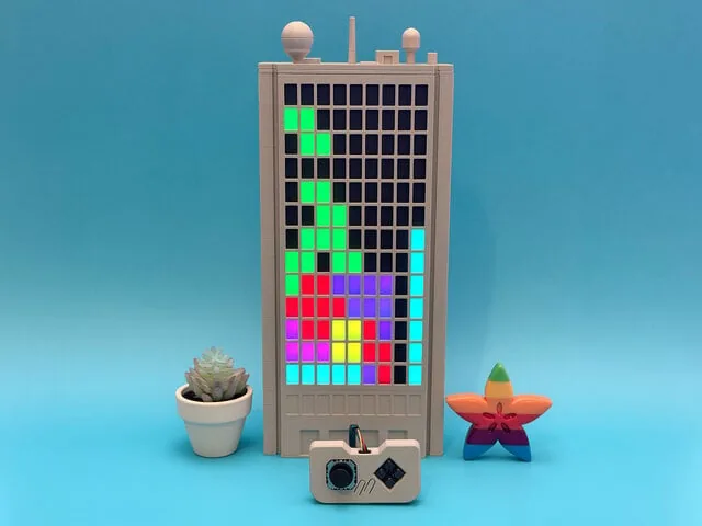 Vista frontal de la matriz de 117 NeoPixels encendida con piezas de Tetris