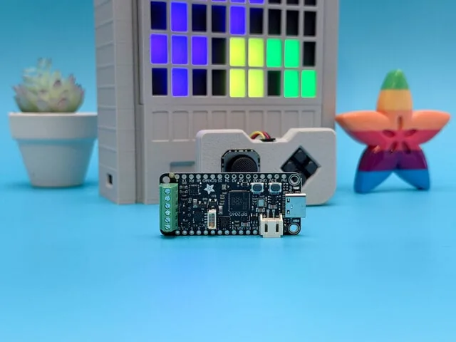Feather RP2040 PropMaker conectada al edificio impreso en 3D