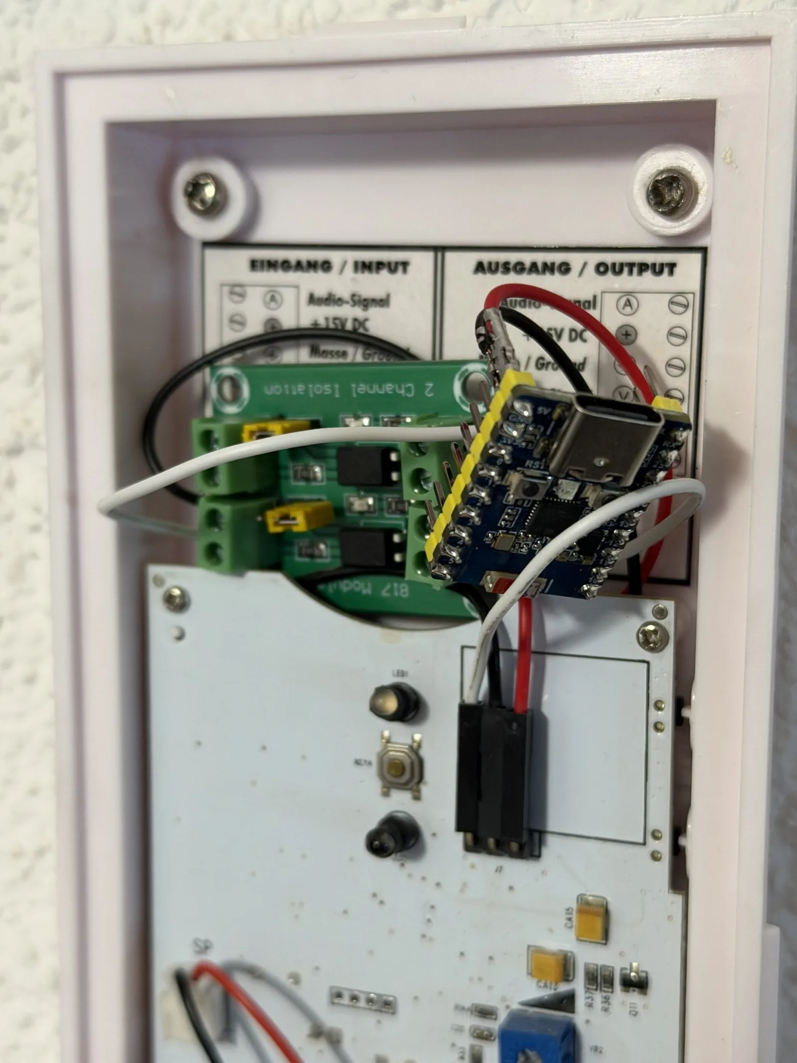 Interior del timbre abierto con el módulo optoacoplador PC817 y la placa ESP32 instalados