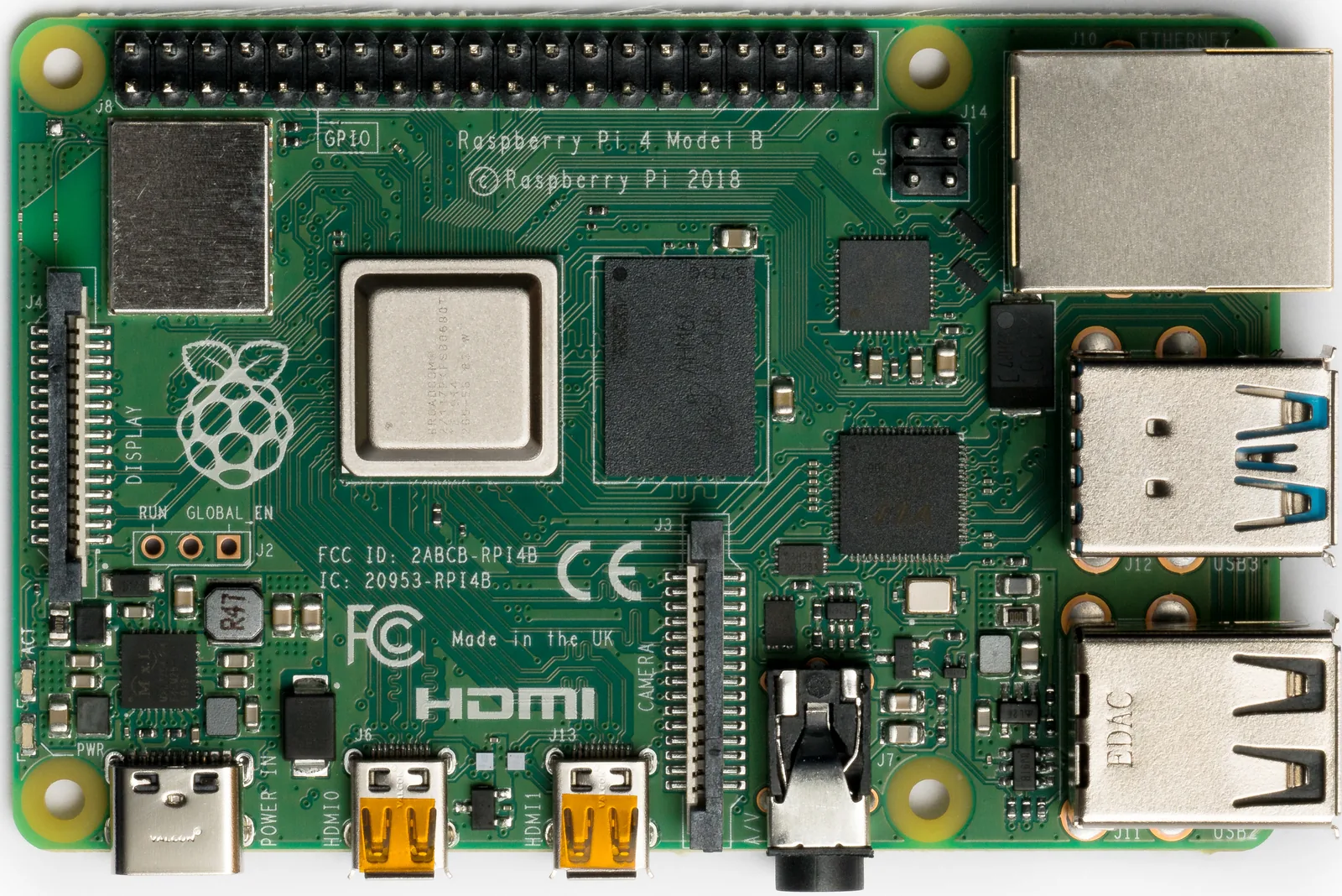 Raspberry Pi 4 Model B vista superior, con su puerto Gigabit Ethernet y los puertos USB que reciben el adaptador WiFi del puente