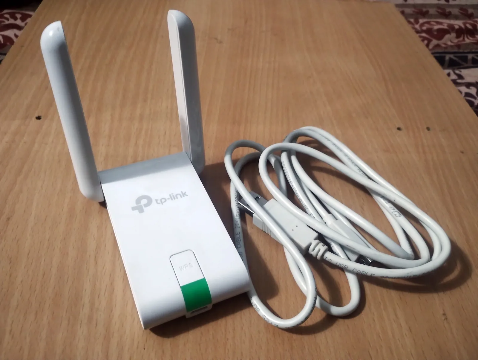 Adaptador WiFi USB con antenas y cable, del tipo recomendado para sumar una segunda interfaz