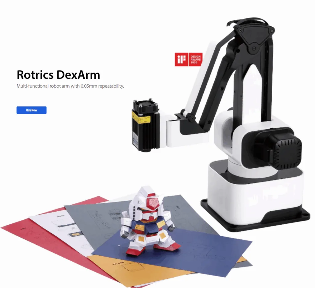 Brazo robótico Rotrics DexArm imprimiendo una figura 3D sobre láminas de impresión