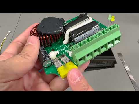 Placa del controlador fuera de la carcasa: se ve el inductor toroidal, la bornera verde y los porta fusibles amarillos cerca del puerto de bateria