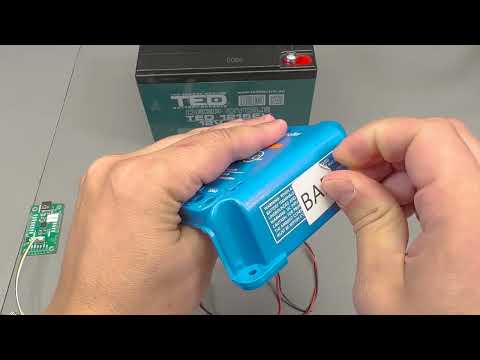 Verificando bateria y caja del controlador durante el rearmado tras cambiar el fusible