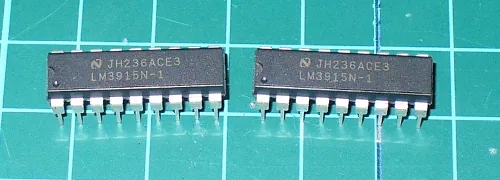 Dos integrados LM3915N-1 sobre una superficie de corte verde