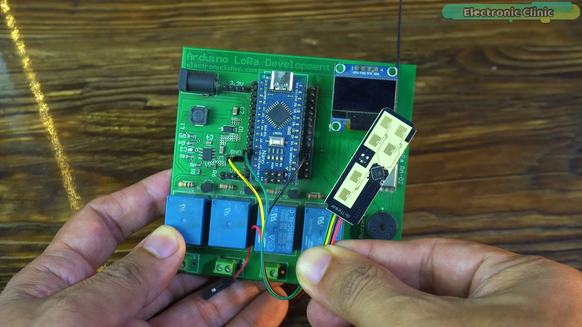 Placa de desarrollo basada en Arduino Nano con pantalla OLED, buzzer y módulo LoRa integrados