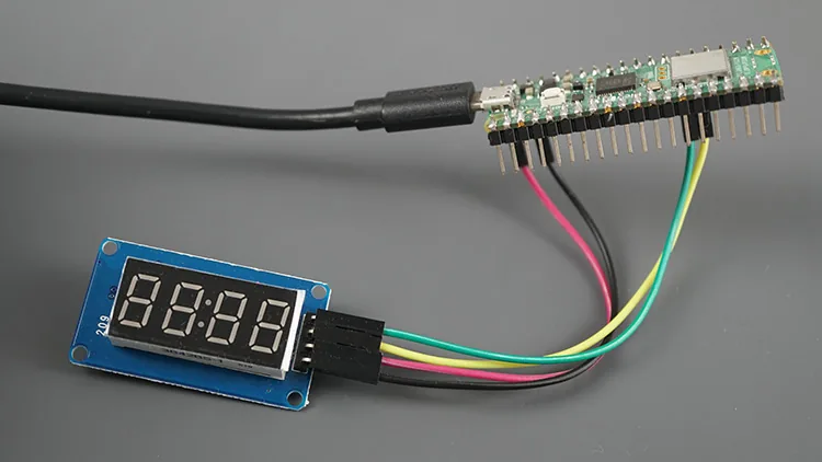 Raspberry Pi Pico conectada al display TM1637