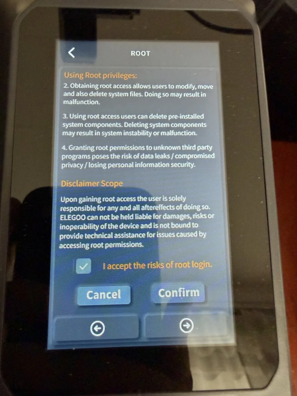 Pantalla táctil de la Neptune 4 Plus mostrando el descargo de responsabilidad de Elegoo antes de habilitar el acceso root