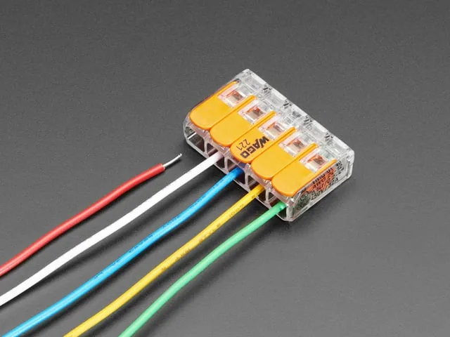 Bloque de conexión rápida WAGO uniendo varios cables en un punto común, ideal para encadenar los GND