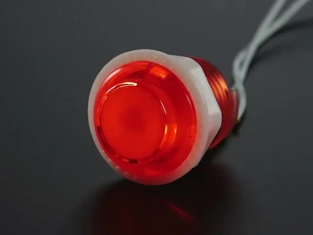 Botón arcade translúcido rojo con conectores rápidos, el tipo de botón que usa el mando