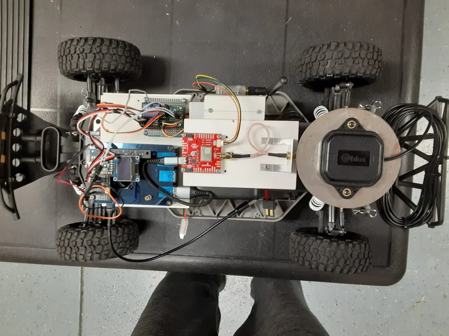 Rover RC autónomo con RTK: GNSS de precisión y telemetría LoRa para correr al centímetro