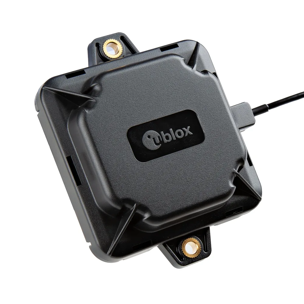 Antena GNSS multibanda u-blox de alta precisión, conectada al breakout por cable coaxial con conector SMA