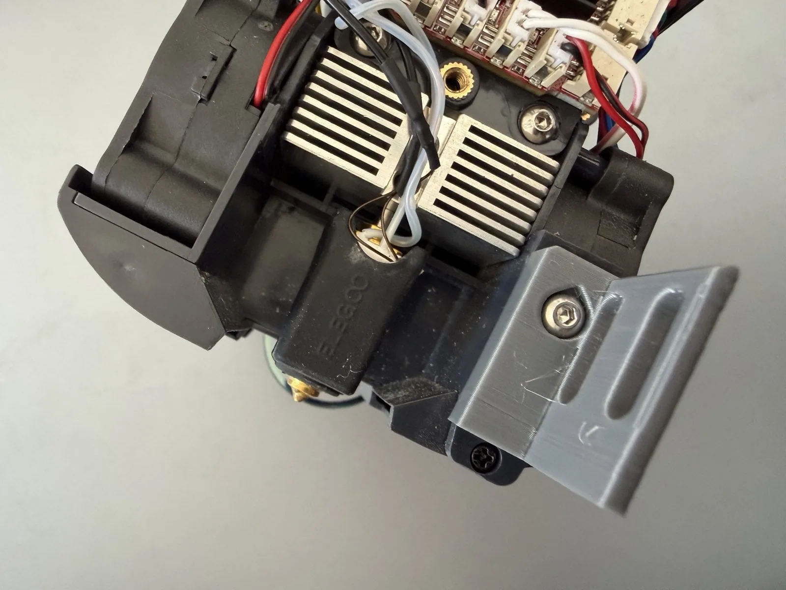 Soporte impreso de 90 grados montado en el shroud del ventilador, en el lugar de la sonda de fábrica