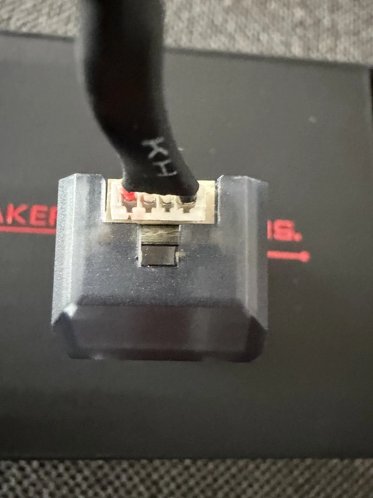 Botón BOOT del Eddy Duo, ubicado justo bajo el conector del cable