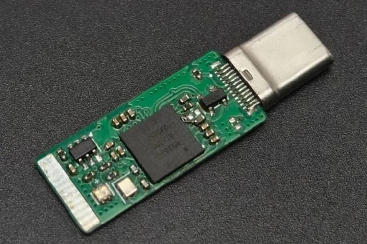 PCB de la llave FIDO2 ensamblada a mano