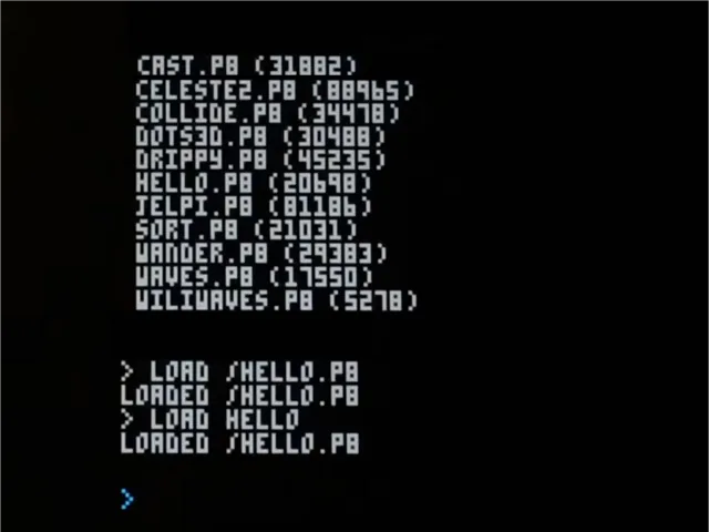 Terminal de wili8jam mostrando el listado de cartuchos y el comando LOAD de HELLO.P8