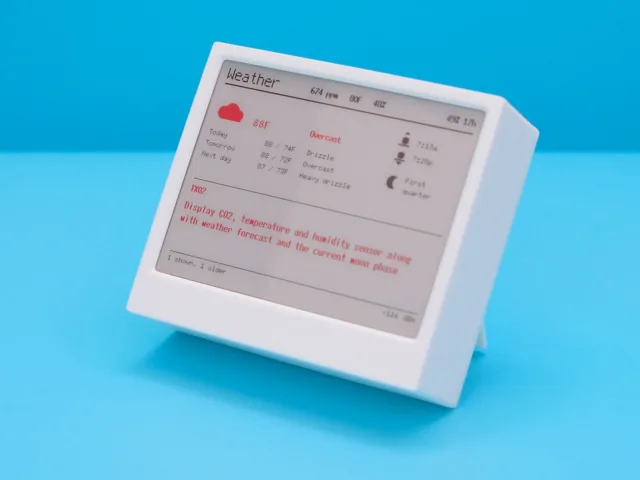 Tablero MeshFruit sobre un escritorio mostrando mensajes recibidos por la red mesh