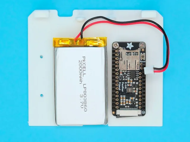 Etapa de armado del tablero: cableado del radio LoRa y el botón hacia la Feather