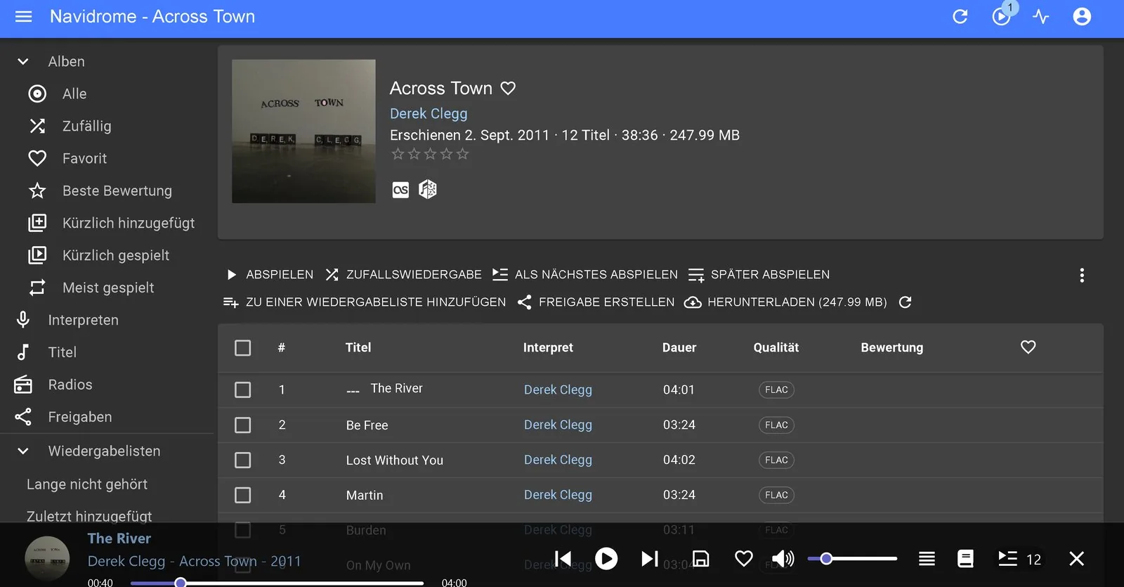 Interfaz web de Navidrome con un álbum abierto: carátula, lista de doce pistas FLAC y reproducción en curso