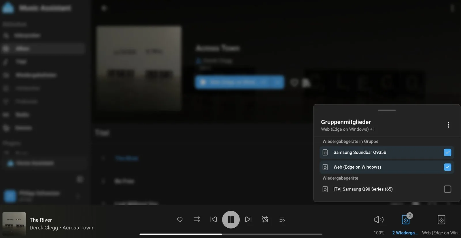 Music Assistant en el navegador reproduciendo un álbum con la soundbar marcada como dispositivo de salida