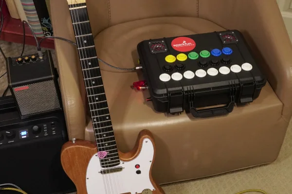 Sintetizador de emergencia: Teensy 4.1 y botones arcade en un maletín