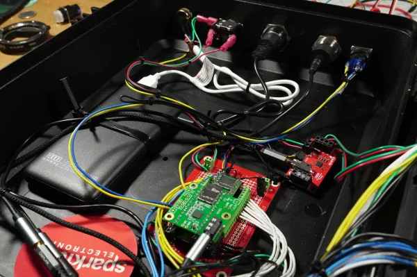 Conexiones de alimentación y audio dentro del maletín