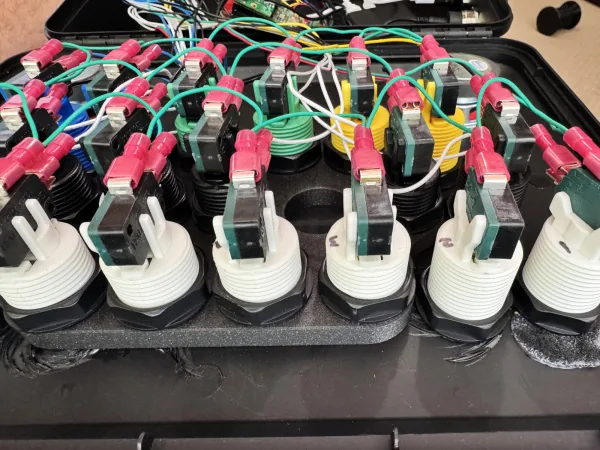 Cableado de los botones arcade dentro de la tapa del maletín