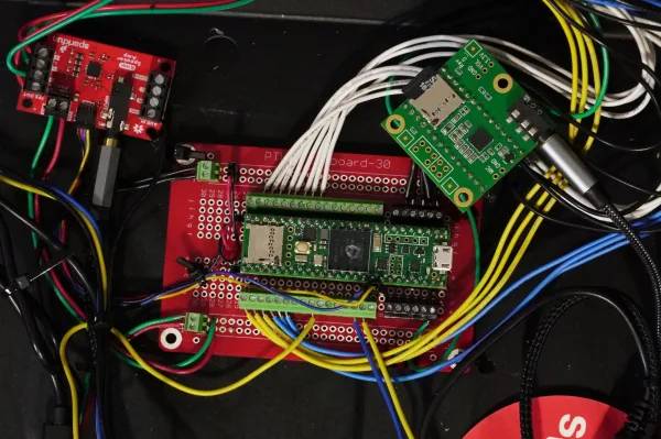 Placa principal con el Teensy 4.1, el Audio Shield y el amplificador sobre una placa soldable