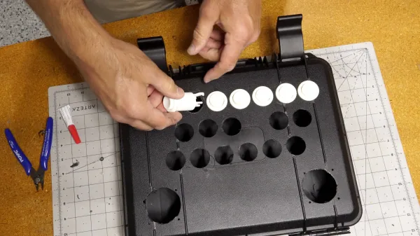 Tapa del maletín con las perforaciones para los botones y los parlantes