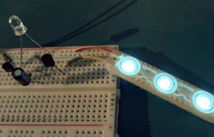 Carga de LED encendida al cubrir el fototransistor en la prueba de oscuridad