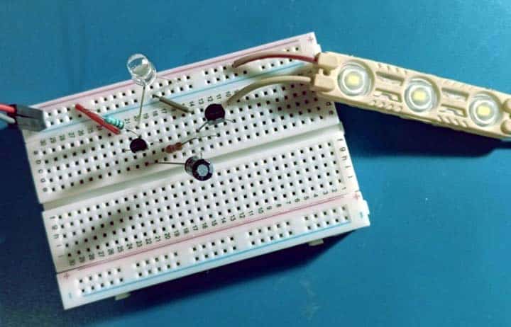 Montaje del circuito del letrero de salida en protoboard con la carga de LED