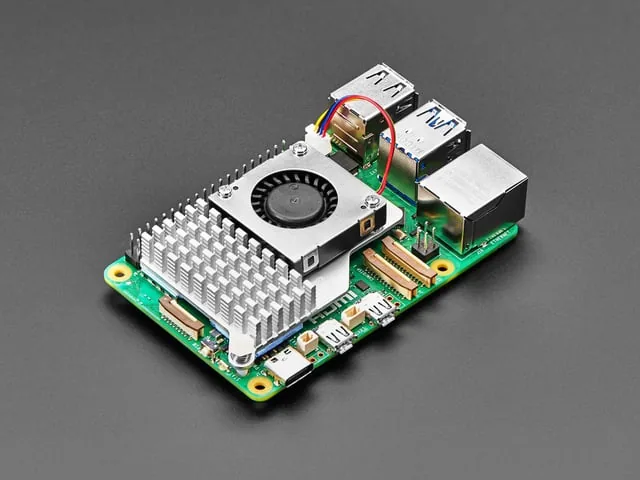 Disipador con ventilador montado sobre una Raspberry Pi 5