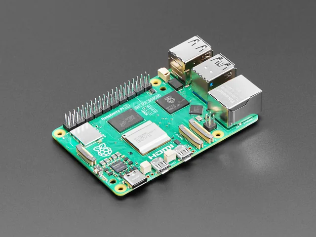 Raspberry Pi 5, placa verde del tamaño de una tarjeta de crédito