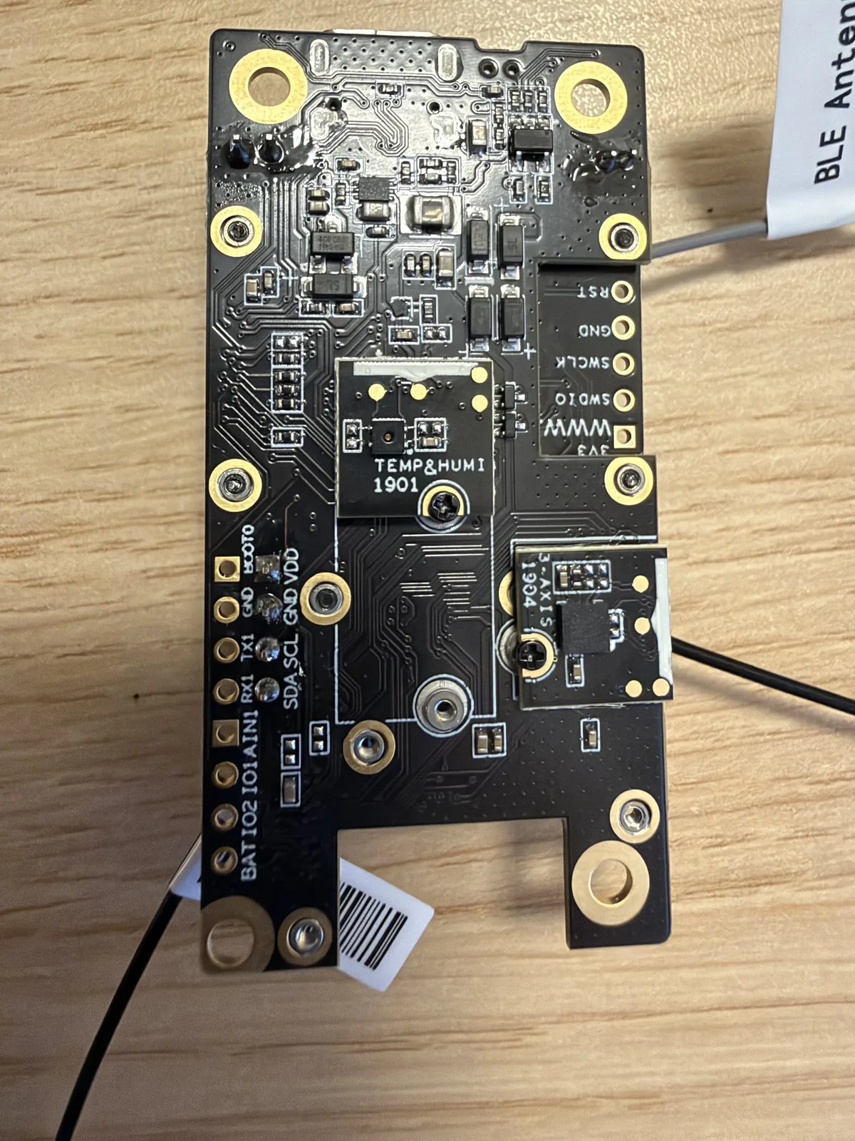 Parte inferior de la placa base del RAK4631 Starter Kit con el módulo sensor RAK1901 atornillado