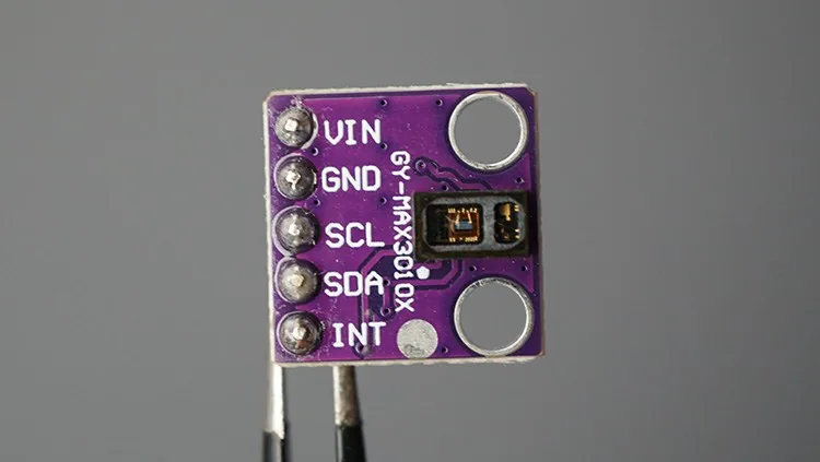 Módulo sensor MAX30102 de pulsioximetría y frecuencia cardíaca visto de cerca