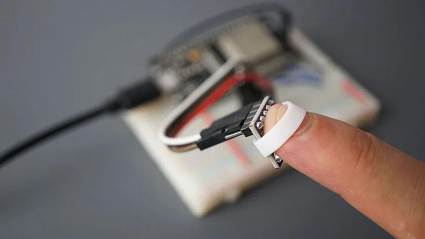 Dedo apoyado sobre el sensor MAX30102 conectado al ESP32 durante la medición