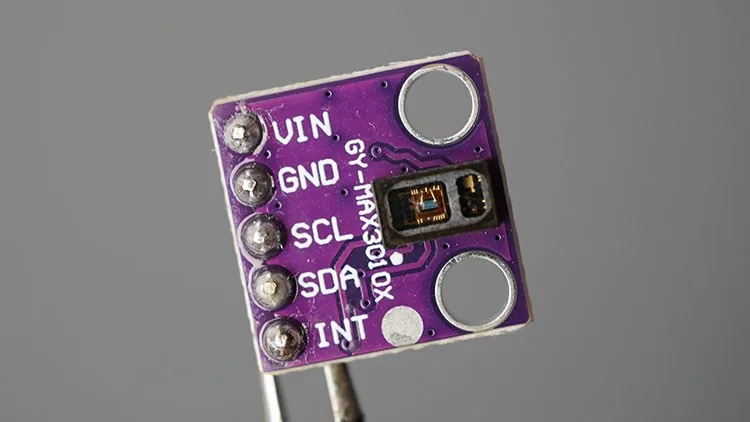 Módulo MAX30102 mostrando el LED rojo y el LED infrarrojo