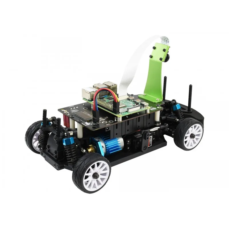 Vista en tres cuartos del PiRacer Pro mostrando el Raspberry Pi, los puertos USB, el cable plano hacia la camara y el motor sobre el chasis