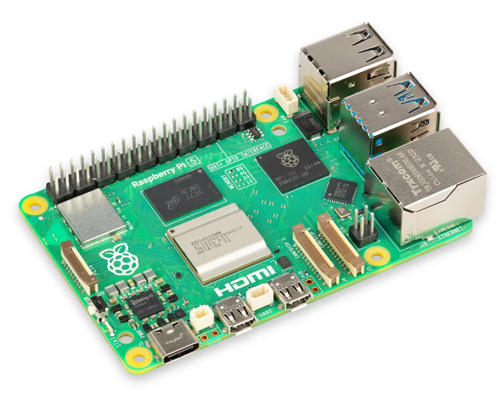 Raspberry Pi 5 mostrando su cabezal de 40 pines GPIO y el chip RP1