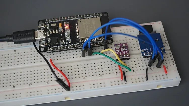 Circuito armado con ESP32, sensor BME280 y módulo lector de microSD