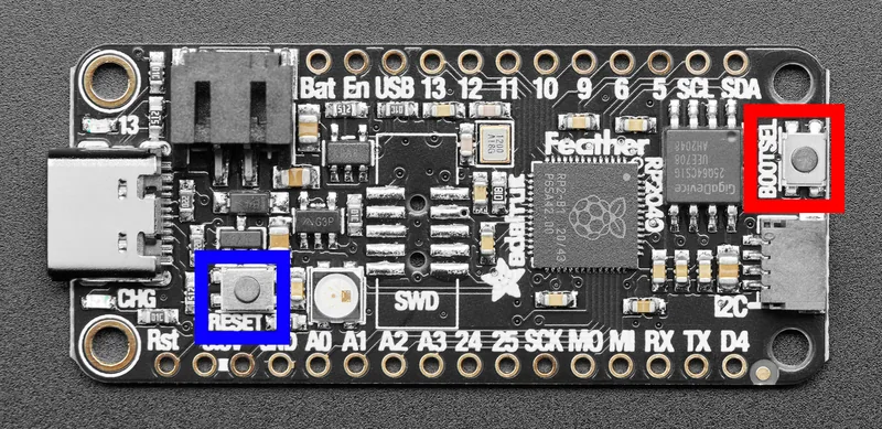 Feather RP2040 con los botones BOOT y RESET destacados