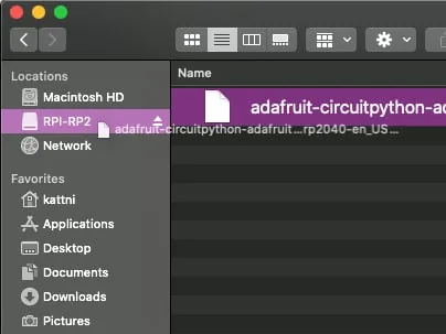 Archivo UF2 de CircuitPython arrastrado a la unidad RPI RP2