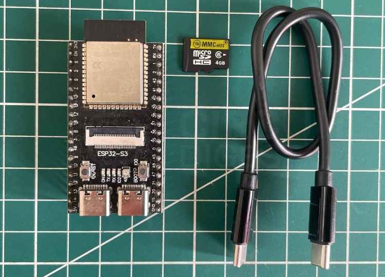 Componentes del proyecto: placa ESP32-S3 con ranura microSD integrada, tarjeta microSD y cable USB de datos