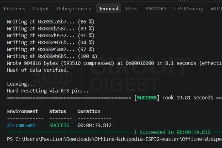 PlatformIO confirma que el firmware del servidor de Wikipedia offline se subió correctamente
