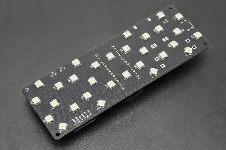 Cara frontal de la PCB con los 30 LEDs WS2812 soldados