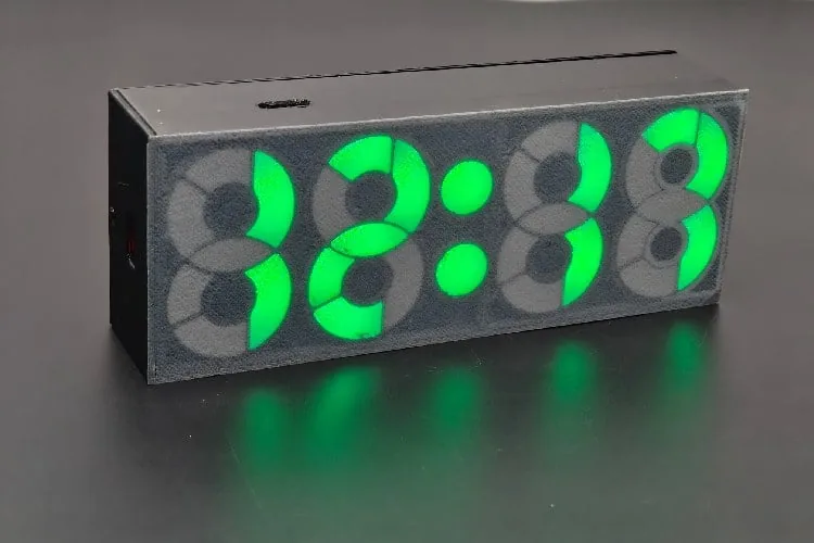 Reloj funcionando y mostrando la hora con el cambio automático de color