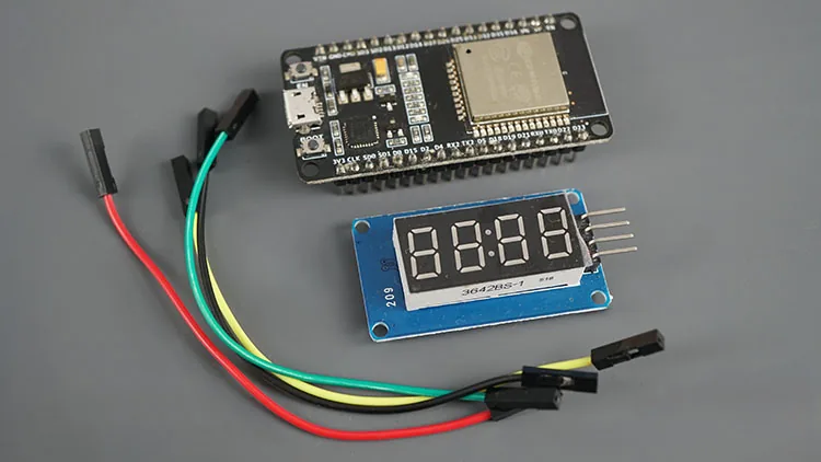 ESP32 DevKit junto al módulo TM1637 y los cables dupont listos para armar el termómetro WiFi