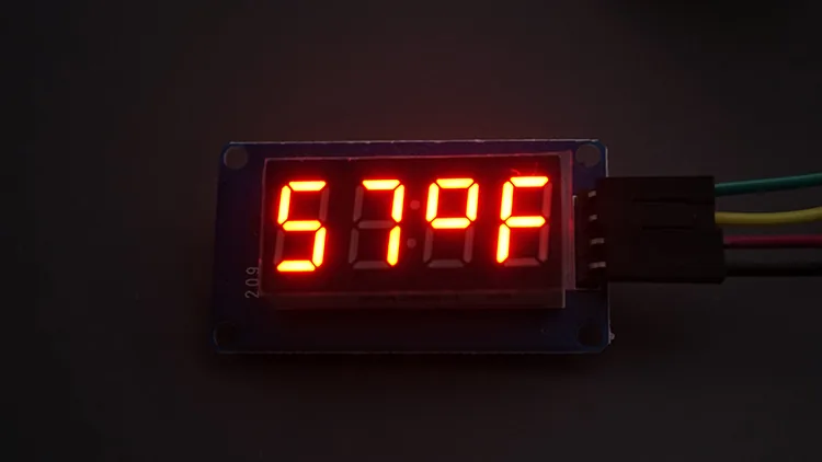 Display TM1637 mostrando 57 grados Fahrenheit, la misma temperatura convertida automáticamente